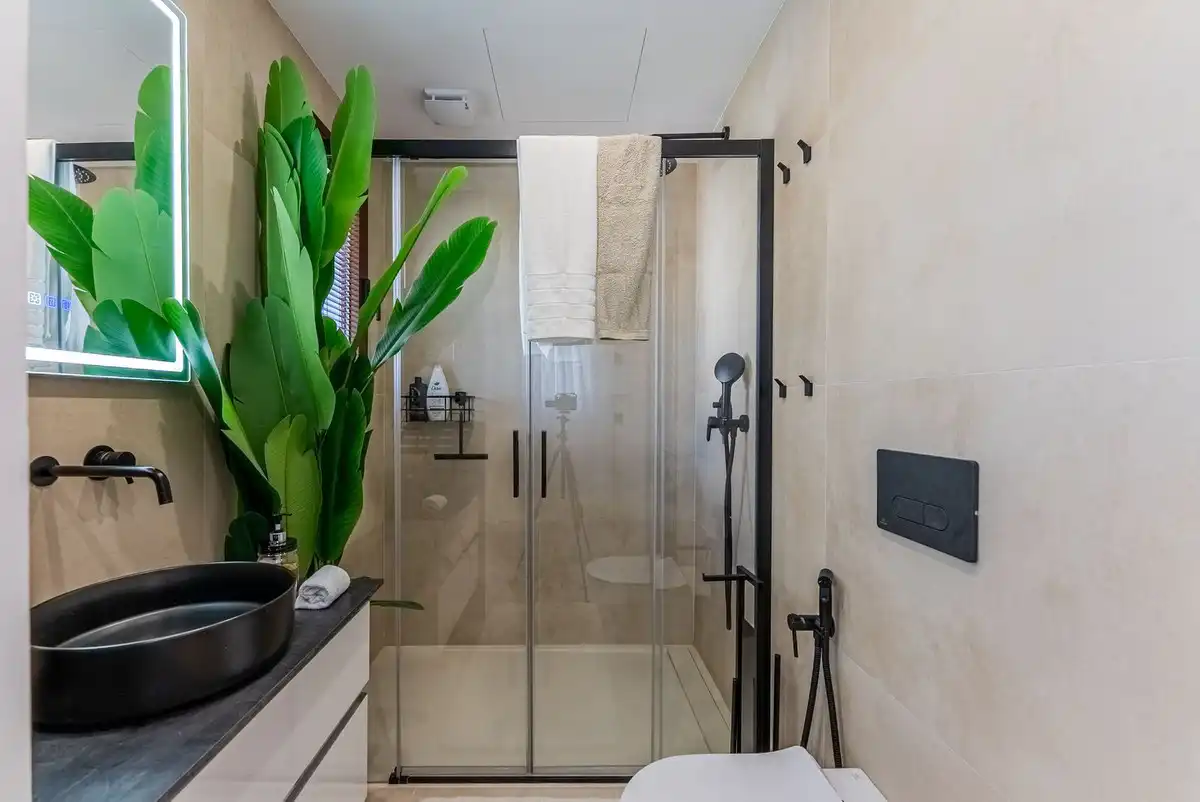 Badezimmer von Einfamilien-Reihenhaus zum Verkauf in Benahavís mit Klimaanlage, Privatgarten und Terrasse