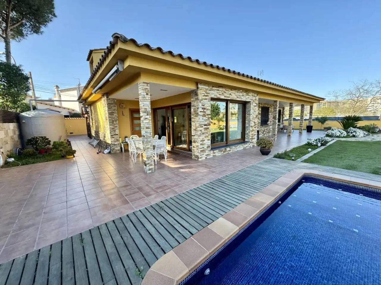 Vista exterior de Casa o xalet en venda en Cerdanyola del Vallès