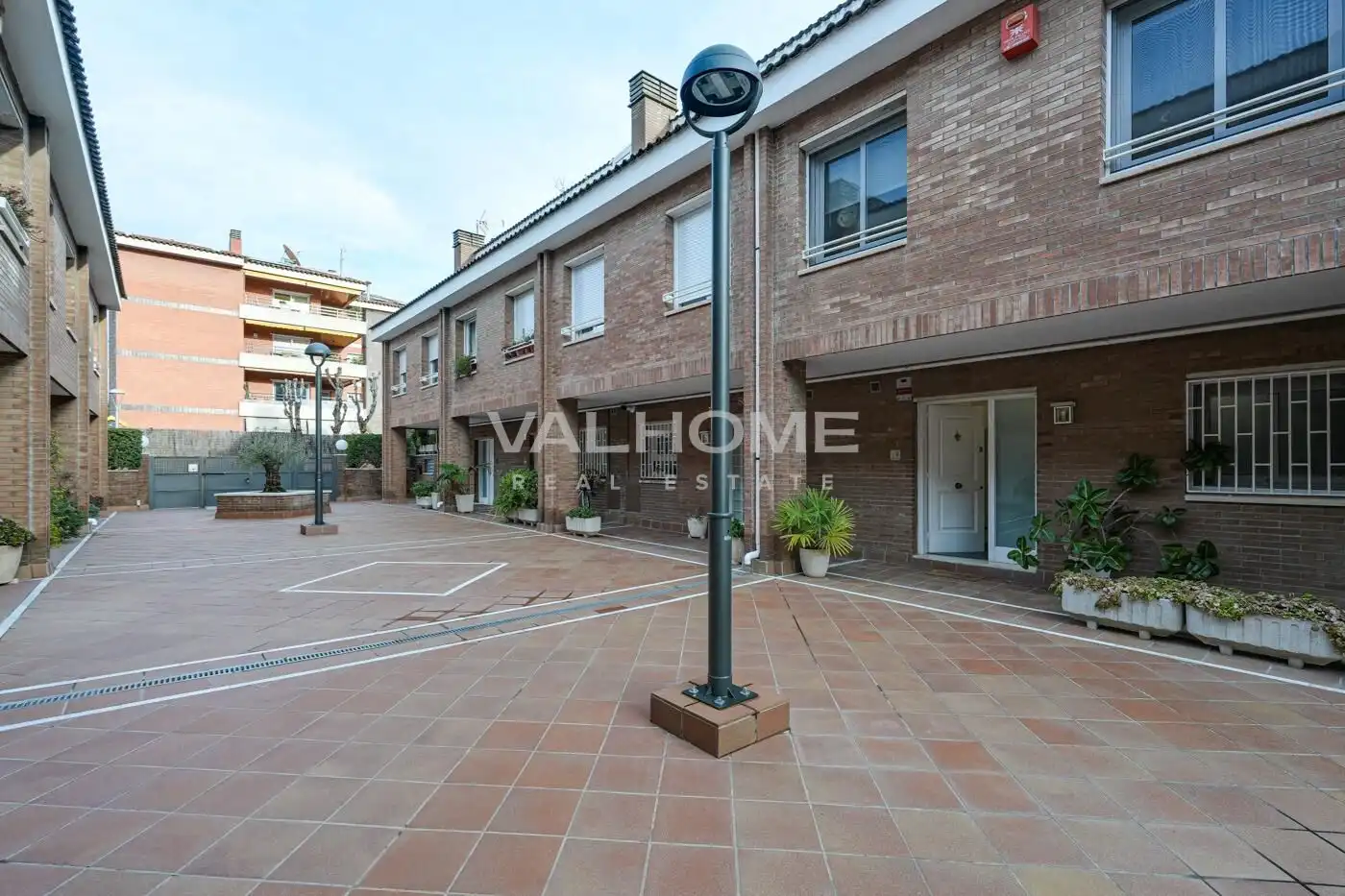 Außenansicht von Einfamilien-Reihenhaus zum Verkauf in Sant Cugat del Vallès mit Heizung, Privatgarten und Parkett