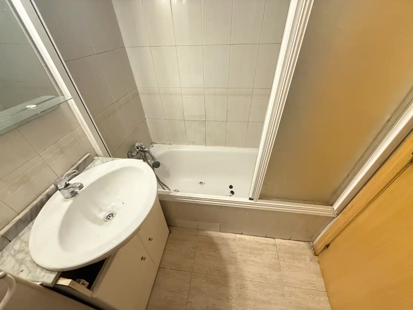 Bathroom of Flat for sale in Madrid  with Air Conditioner, Heating and Storage room