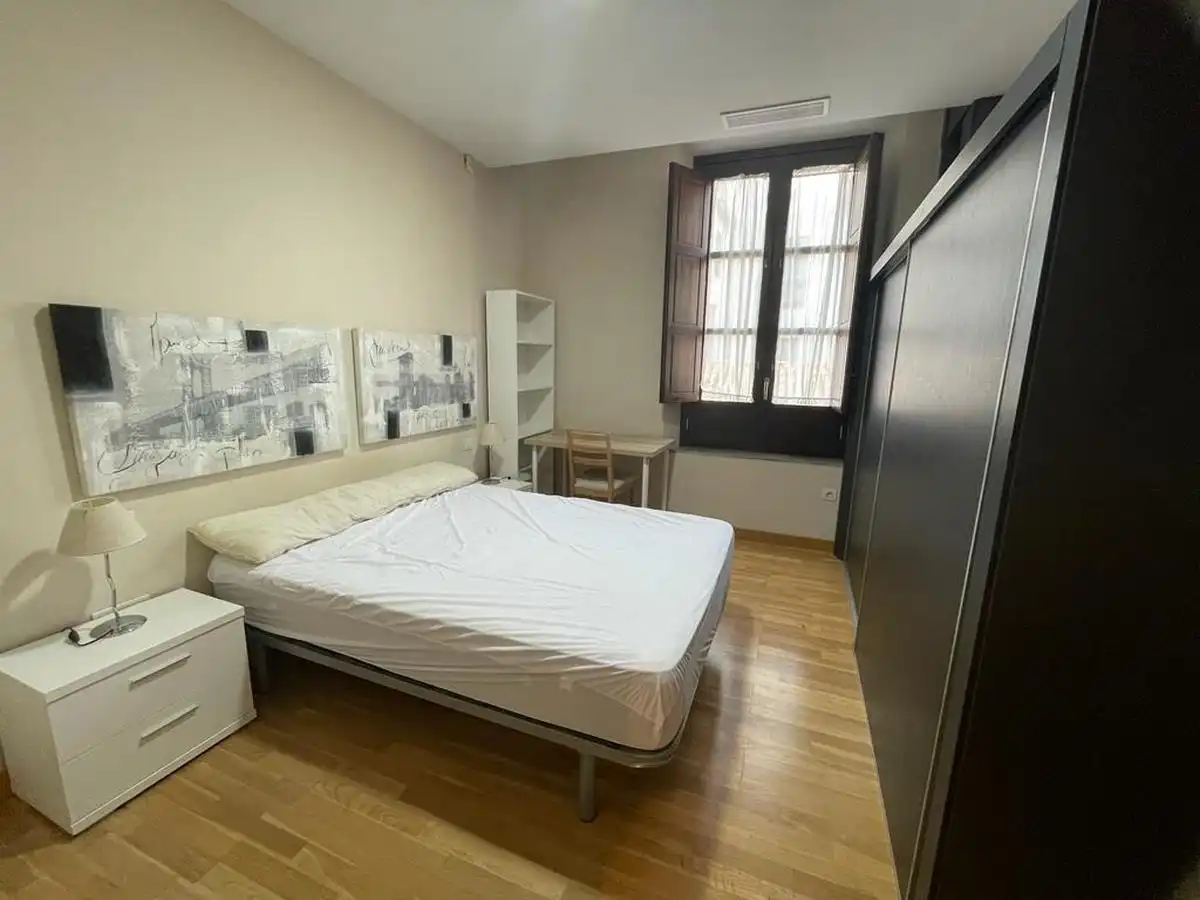 Dormitori de Apartament de lloguer en Granada amb Aire condicionat, Calefacció i Moblat
