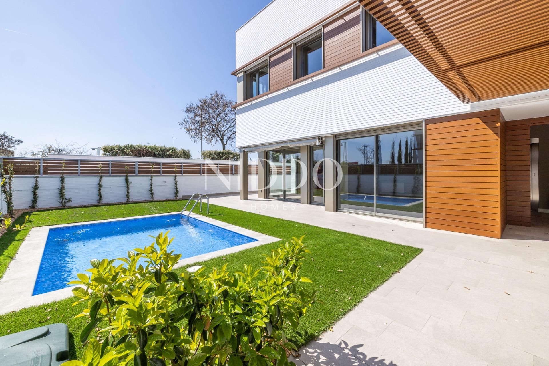 Exterior view of Single-family semi-detached to rent in Sabadell  with Air Conditioner, Heating and Private garden