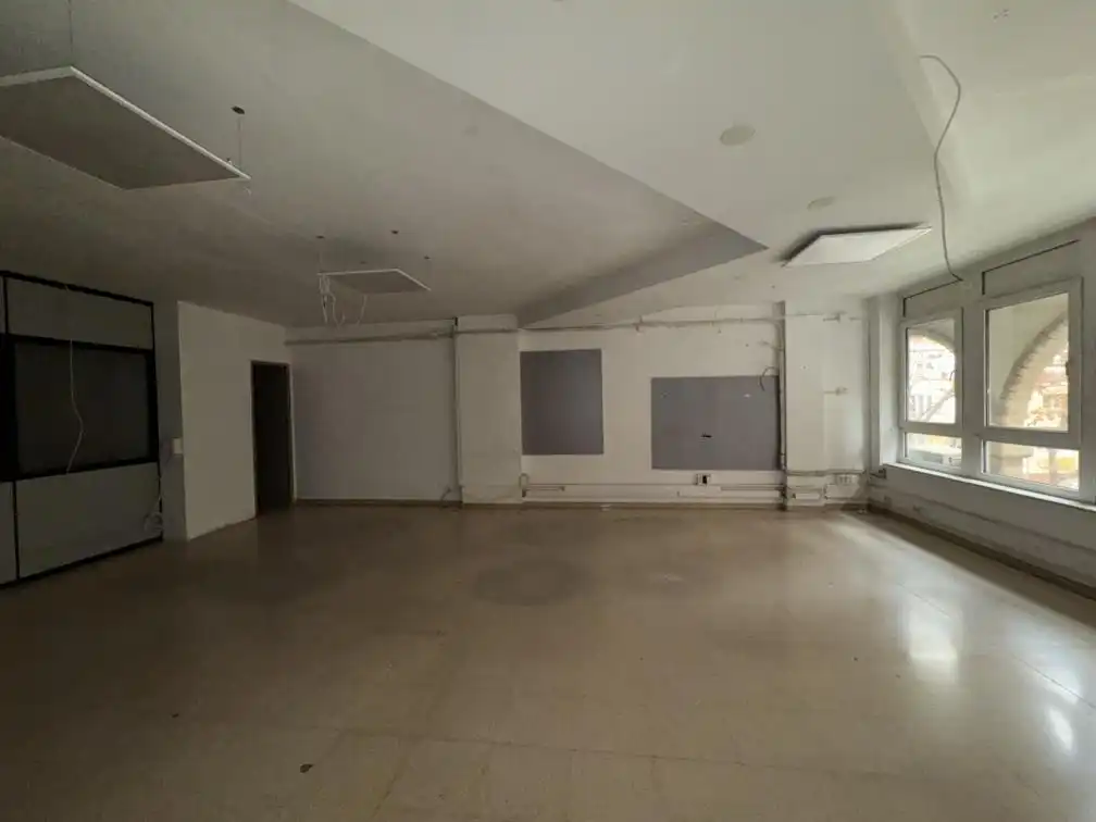 Commercial properties for sale in Cesáreo Alierta, 23, La Granja