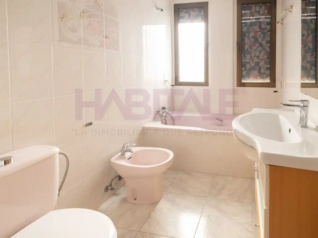 Bathroom of Houses for sale in Chiva  with Air Conditioner, Heating and Furnished