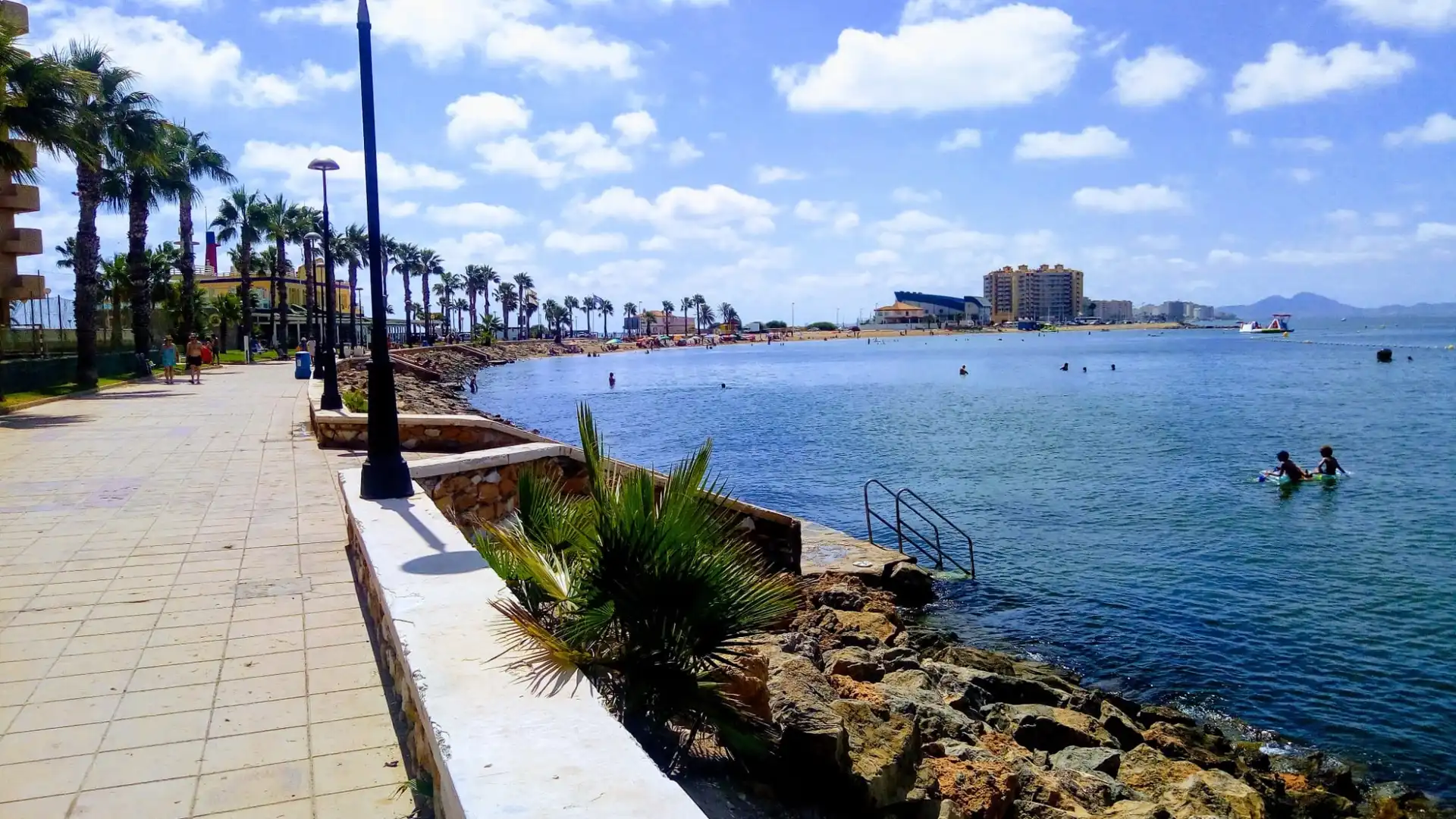 Vista exterior de Apartamento de alquiler en La Manga del Mar Menor con Calefacción, Terraza y Piscina
