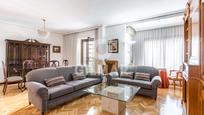 Sala d'estar de Pis en venda en  Madrid Capital amb Aire condicionat, Calefacció i Parquet