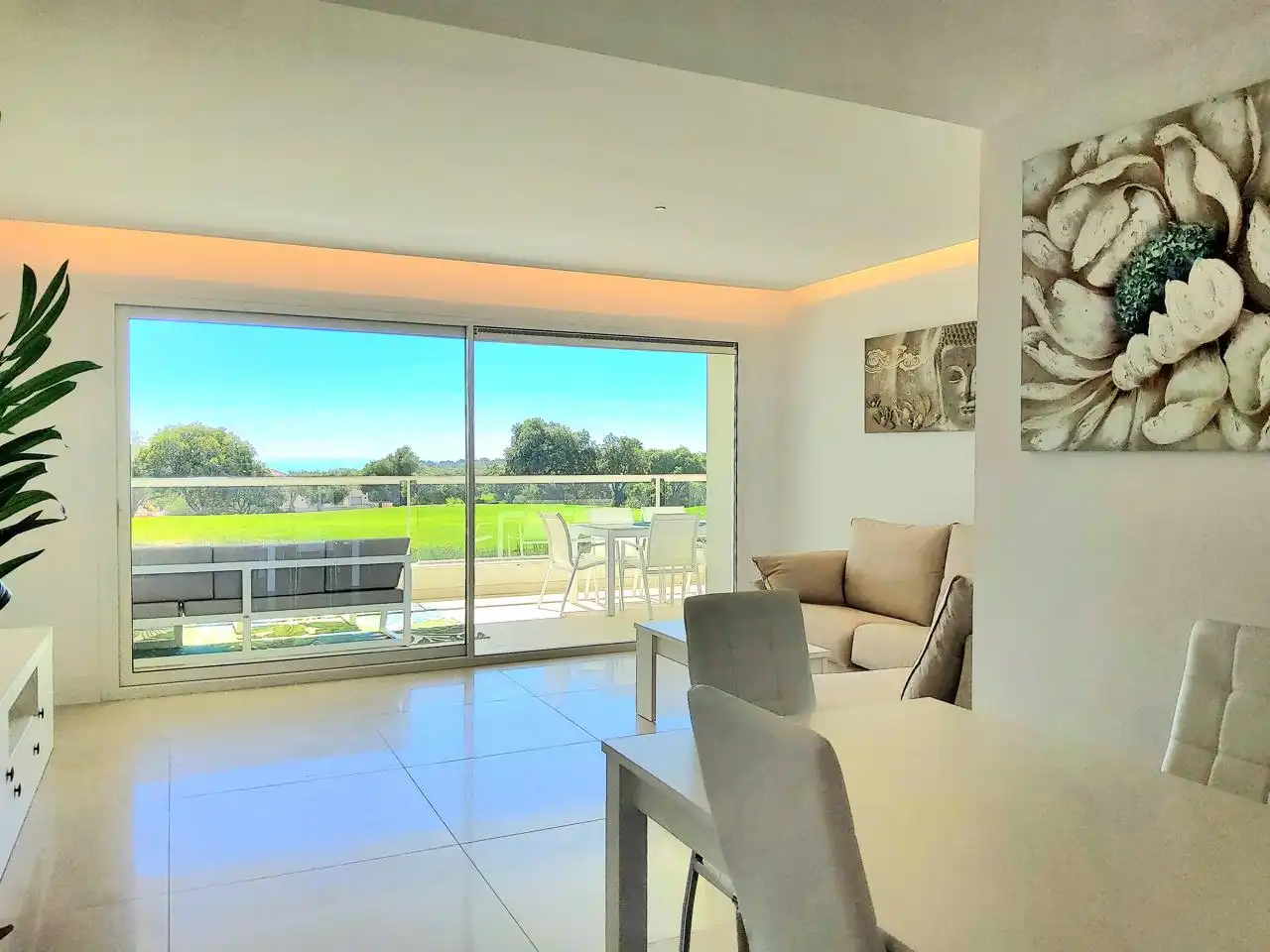 Sala de estar de Apartamento en venta en Sotogrande con Aire acondicionado, Terraza y Amueblado