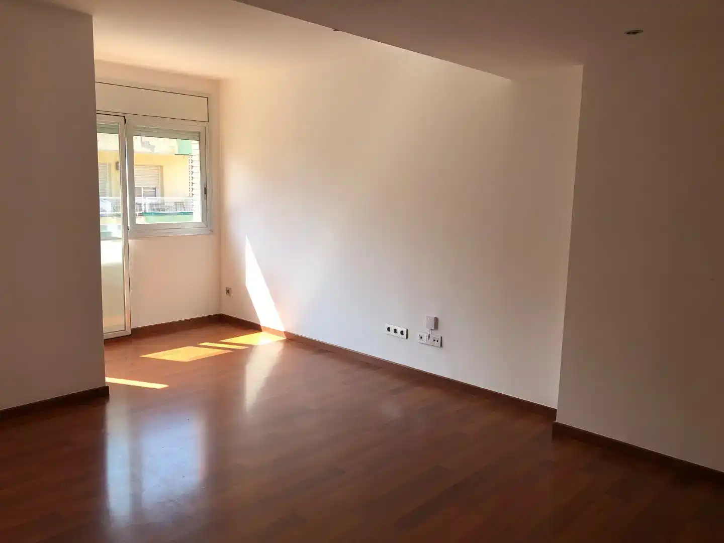 Sala d'estar de Àtic de lloguer en Castelldefels amb Aire condicionat i Balcó