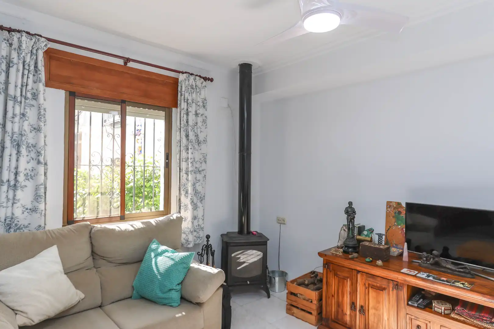 Sala d'estar de Casa adosada en venda en Yunquera amb Jardí privat