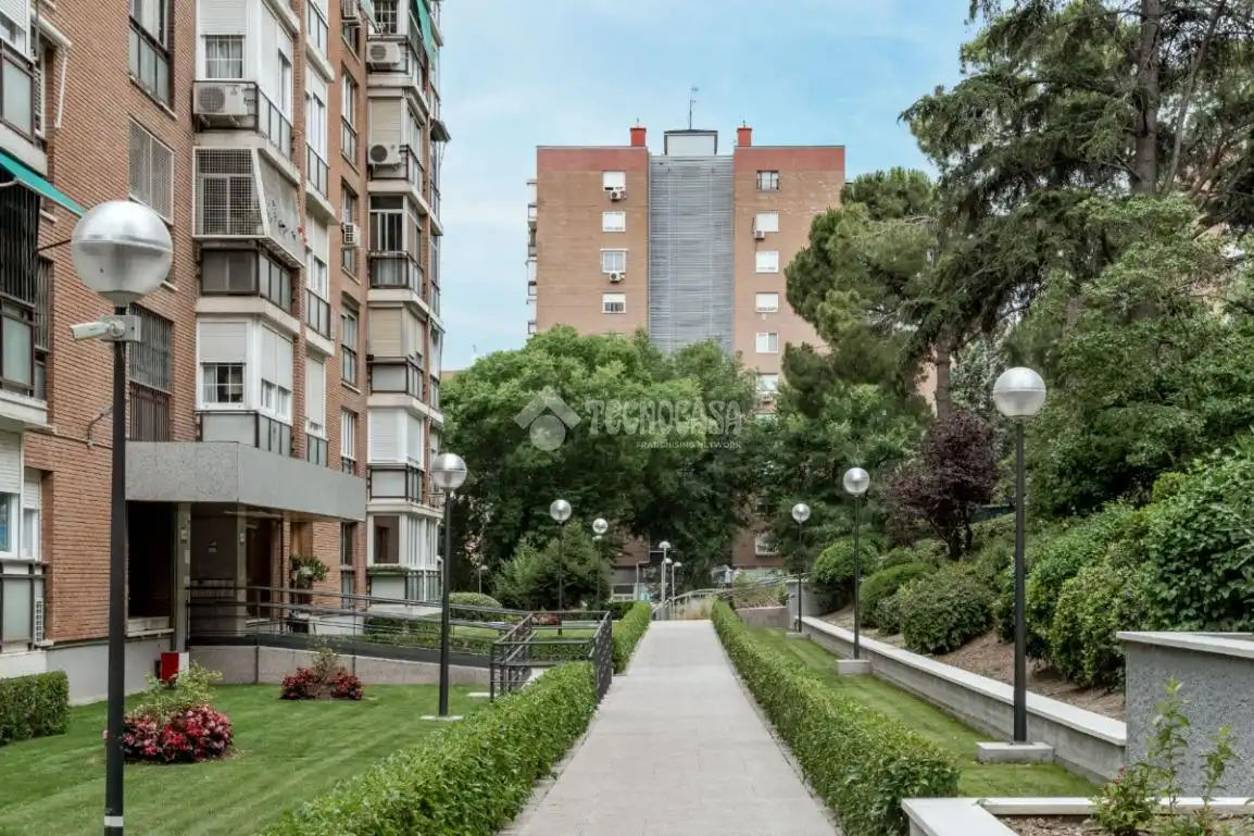Außenansicht von Wohnung zum Verkauf in Madrid mit Klimaanlage