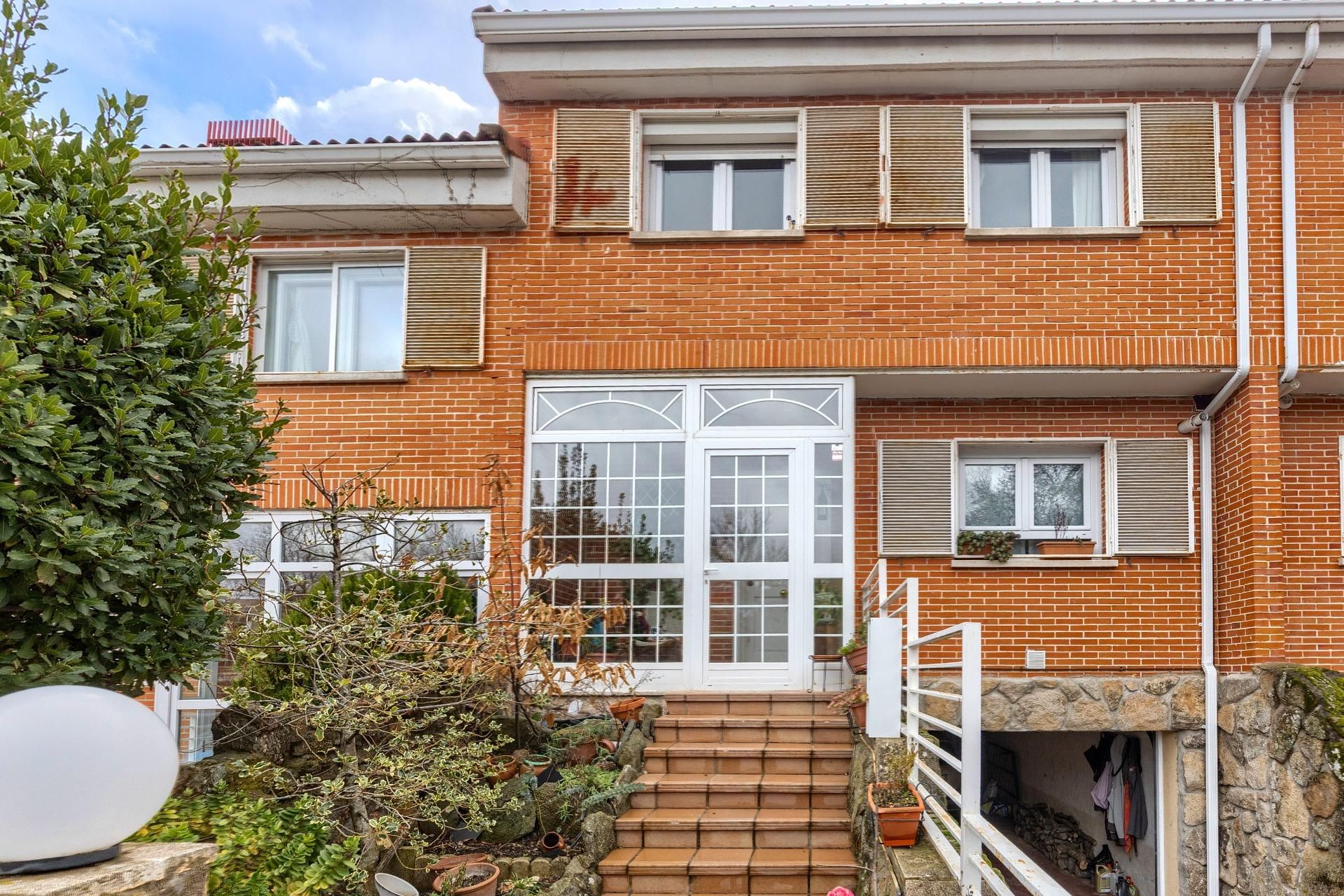 Exterior view of Single-family semi-detached for sale in San Lorenzo de El Escorial  with Heating, Private garden and Storage room