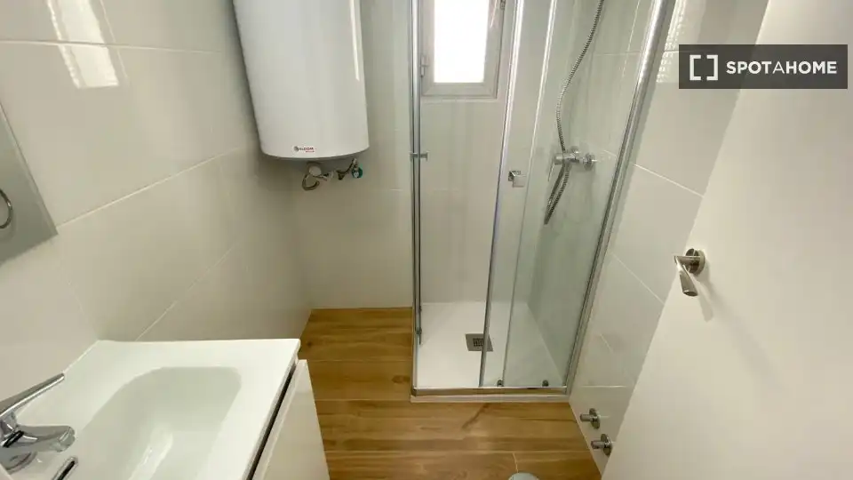 Bathroom of Flat for rent in Madrid  with Air Conditioner, Heating and Furnished