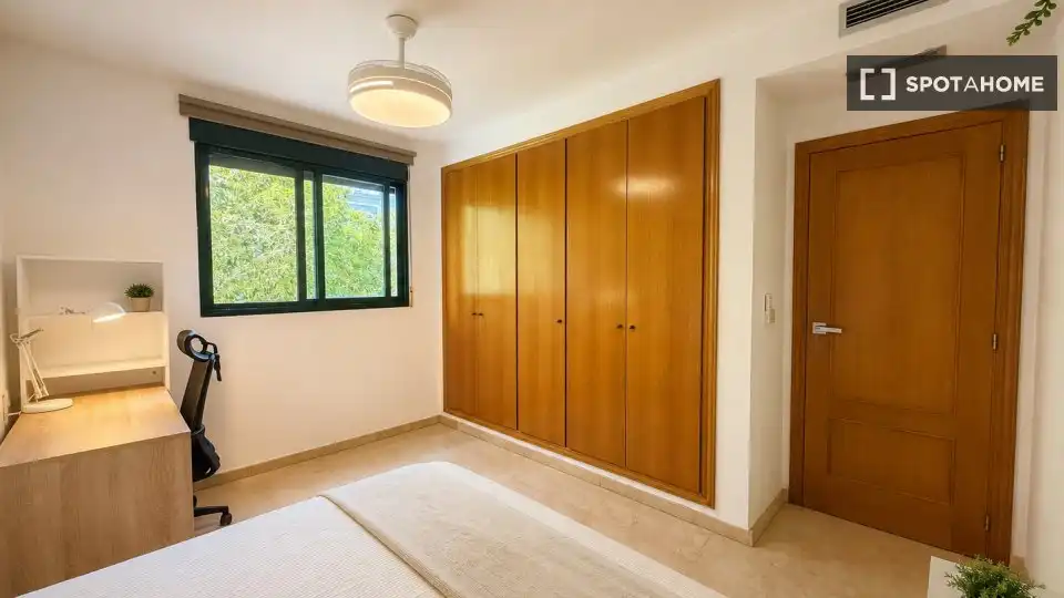Bedroom of Flat for share in Valencia  with Air Conditioner, Heating and Furnished