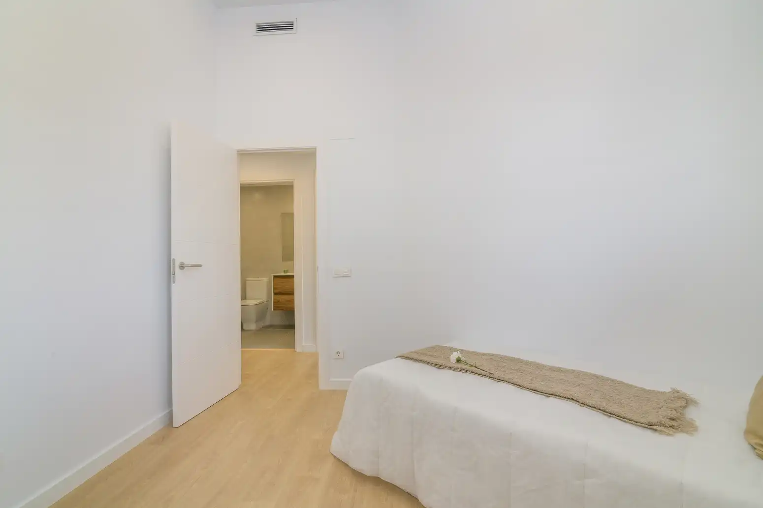 Dormitori de Pis en venda en Cornellà de Llobregat amb Calefacció, Parquet i Terrassa