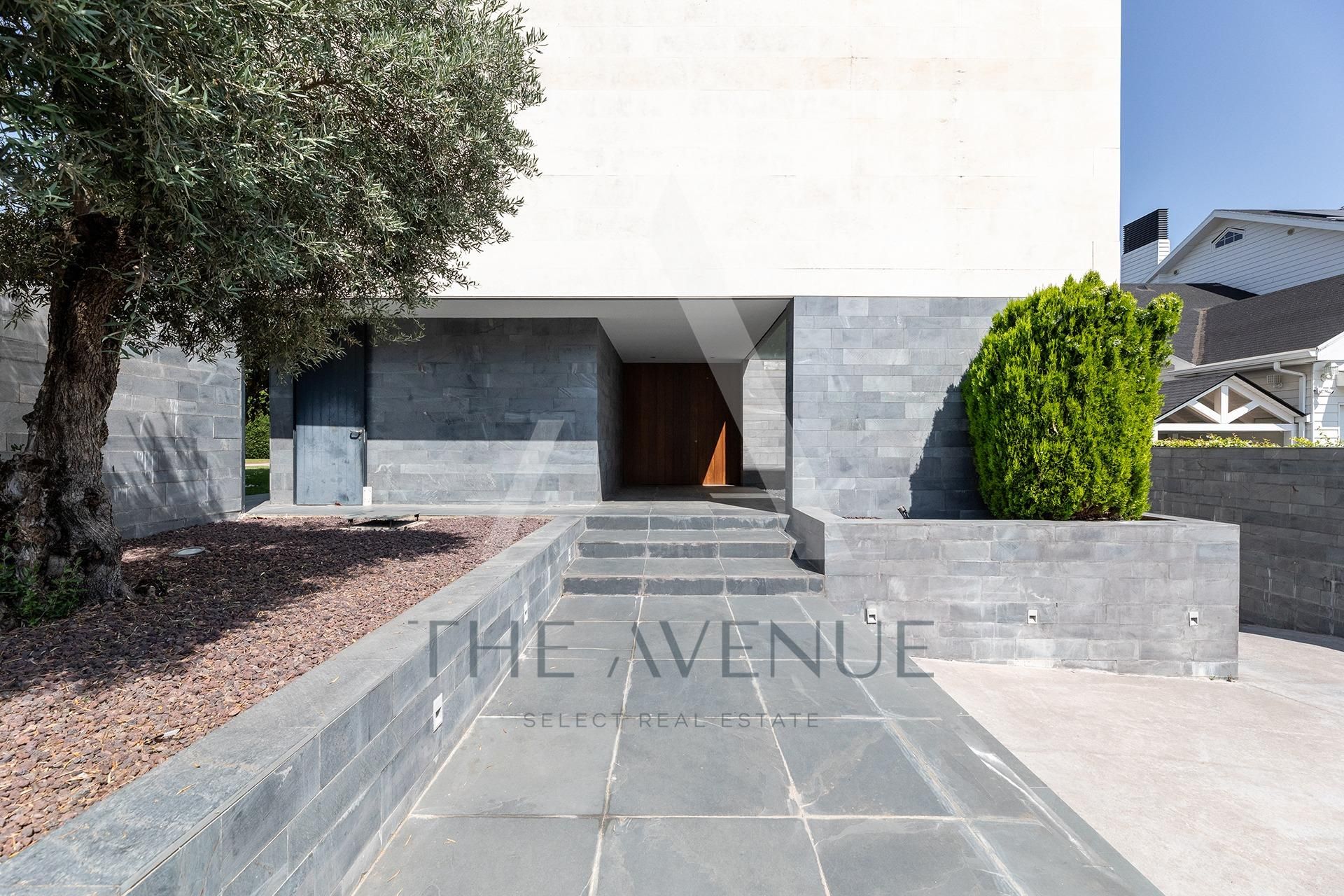 Vista exterior de Casa o xalet en venda en Villanueva de la Cañada amb Aire condicionat, Calefacció i Jardí privat