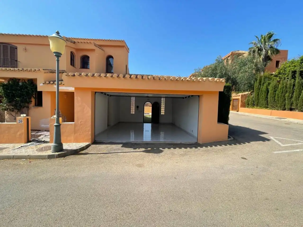 Außenansicht von Einfamilien-Reihenhaus zum Verkauf in Cartagena mit Klimaanlage, Privatgarten und Terrasse