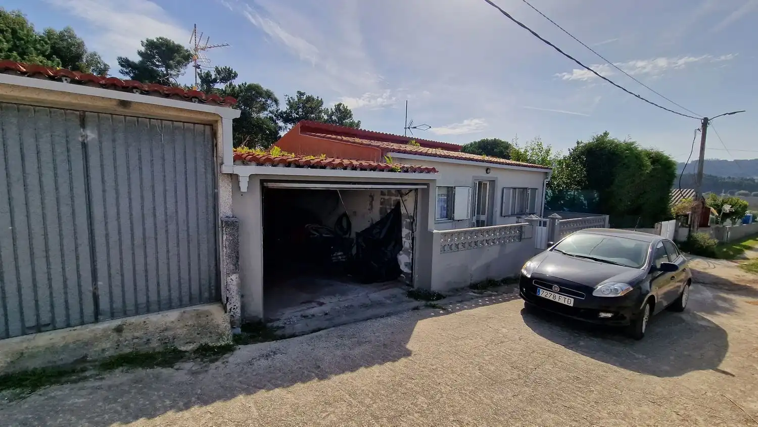 Aparcament de Casa o xalet en venda en Carballo amb Jardí privat, Terrassa i Traster