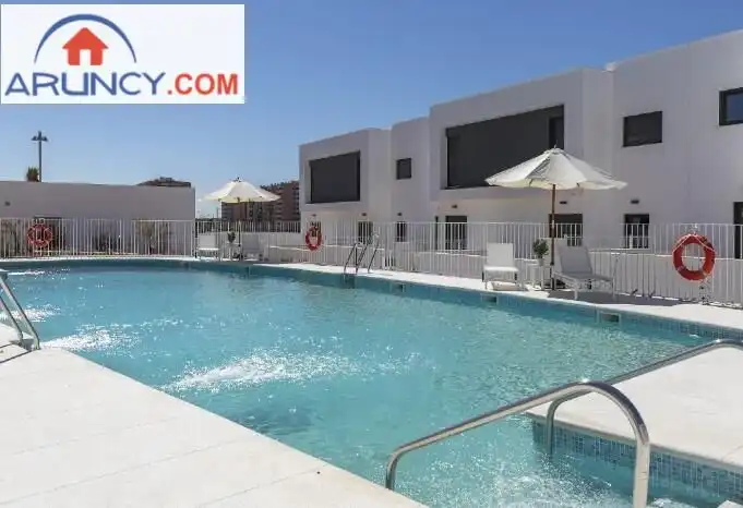 Piscina de Casa adosada en venda en Dos Hermanas amb Aire condicionat, Jardí privat i Parquet