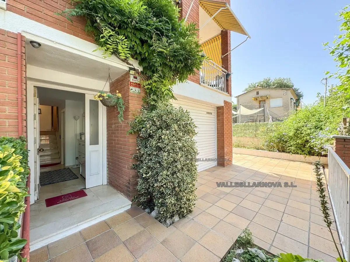 Vista exterior de Casa adosada en venta en Parets del Vallès con Jardín privado y Terraza