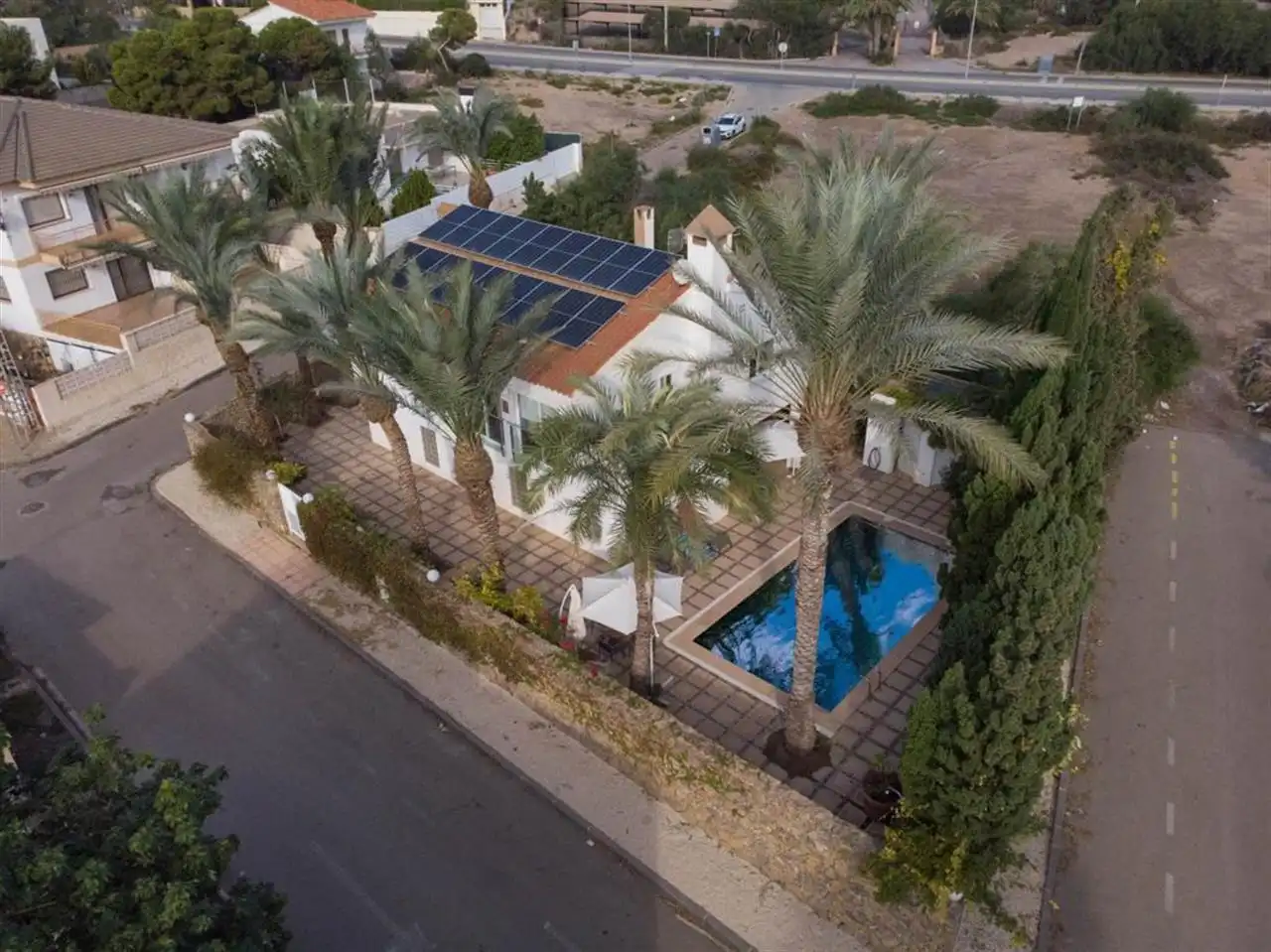 Vista exterior de Casa o xalet en venda en Águilas amb Aire condicionat, Jardí privat i Piscina