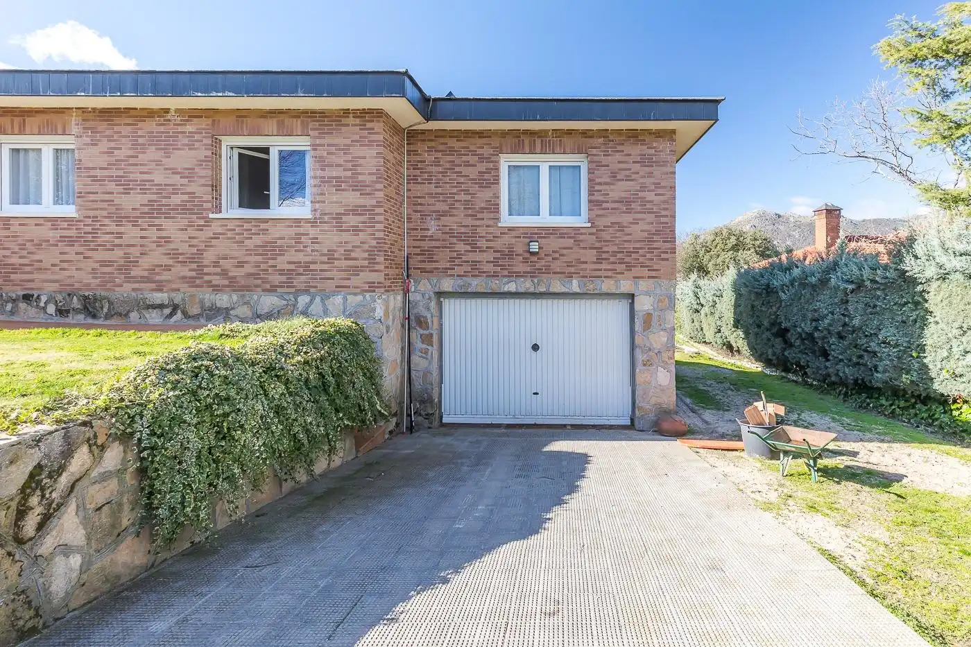 Vista exterior de Casa o chalet en venta en El Escorial con Calefacción, Jardín privado y Terraza