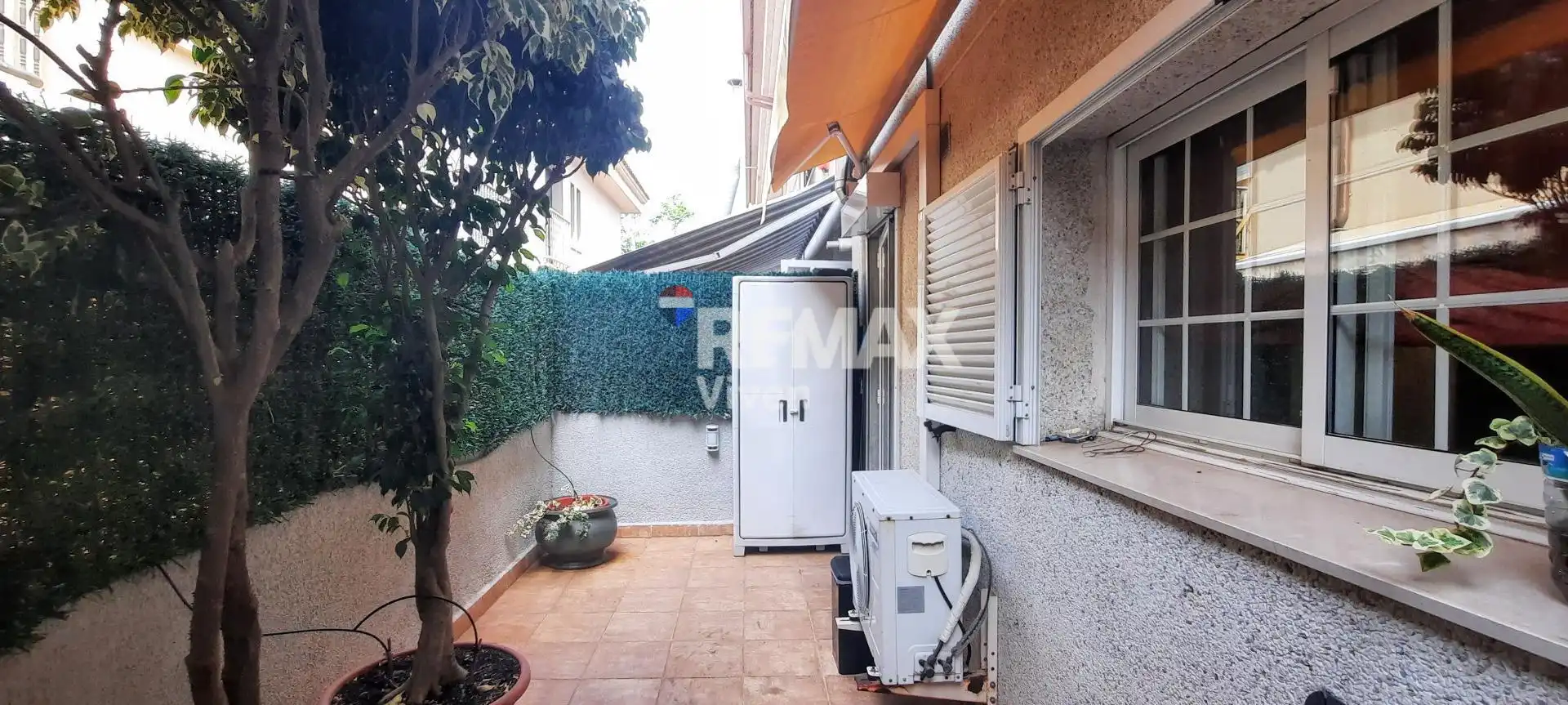 Vista exterior de Casa adosada en venda en Vilanova i la Geltrú amb Aire condicionat, Calefacció i Jardí privat