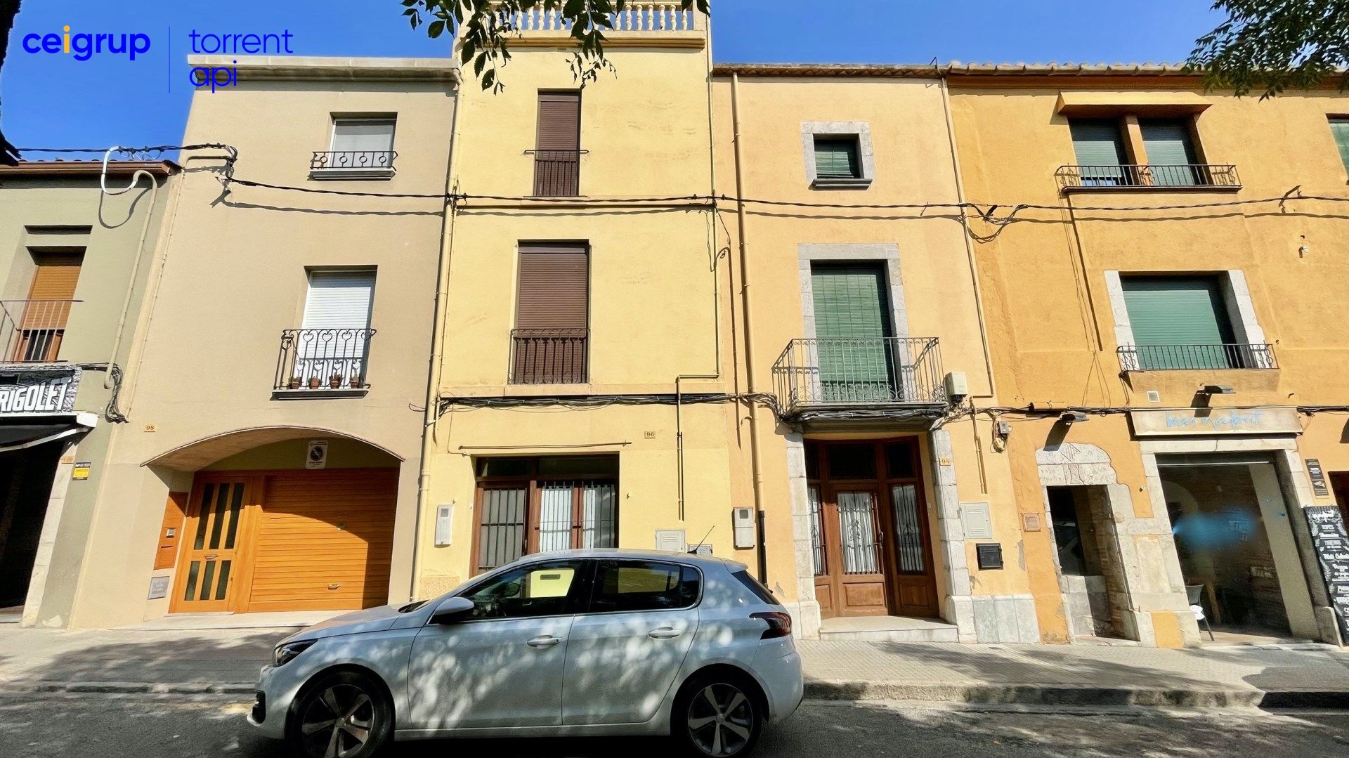 Vista exterior de Casa adosada en venda en Torroella de Montgrí amb Terrassa, Moblat i Balcó