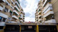 Außenansicht von Wohnung zum verkauf in  Sevilla Capital mit Klimaanlage, Terrasse und Balkon