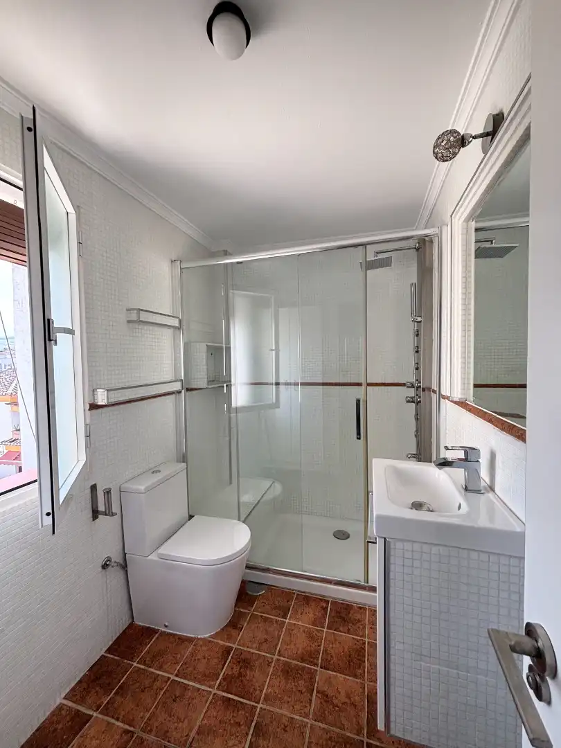 Baño de Ático de alquiler en La Zubia con Aire acondicionado, Calefacción y Jardín privado
