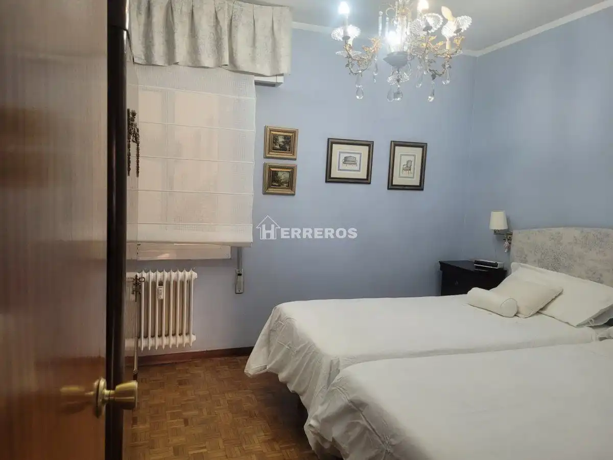 Dormitori de Apartament en venda en  Logroño amb Calefacció, Parquet i Terrassa