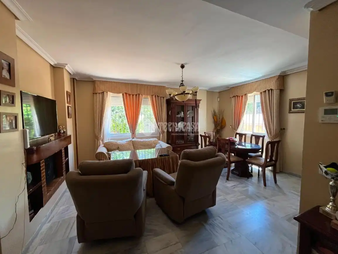 Sala de estar de Casa o chalet en venta en Alcalá de Guadaira con Aire acondicionado, Terraza y Amueblado