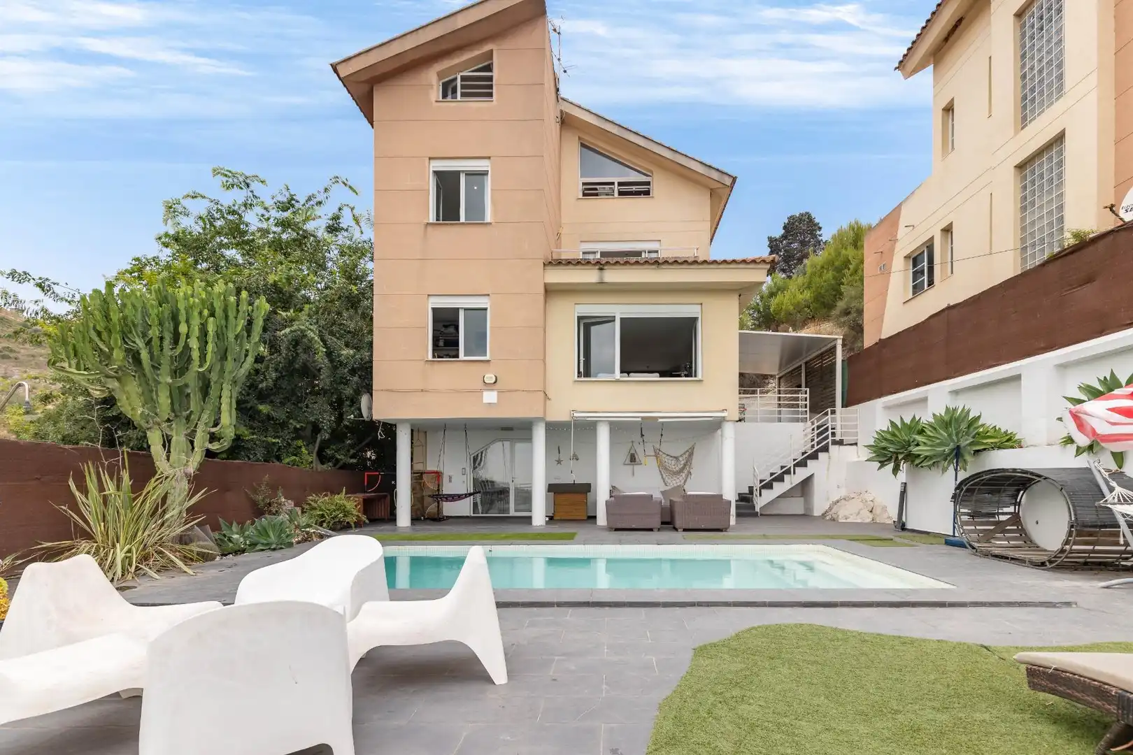 Vista exterior de Casa o xalet en venda en Chiva amb Calefacció, Jardí privat i Terrassa