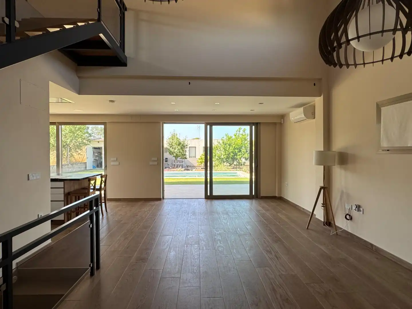 Living room of Houses for sale in La Pobla de Vallbona  with Air Conditioner, Private garden and Terrace