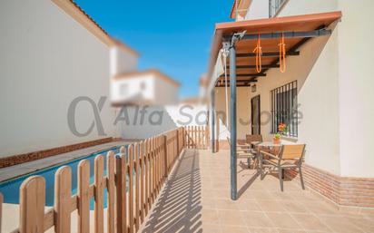 Terrassa de Casa adosada en venda en Alcalá del Río amb Aire condicionat, Piscina i Moblat