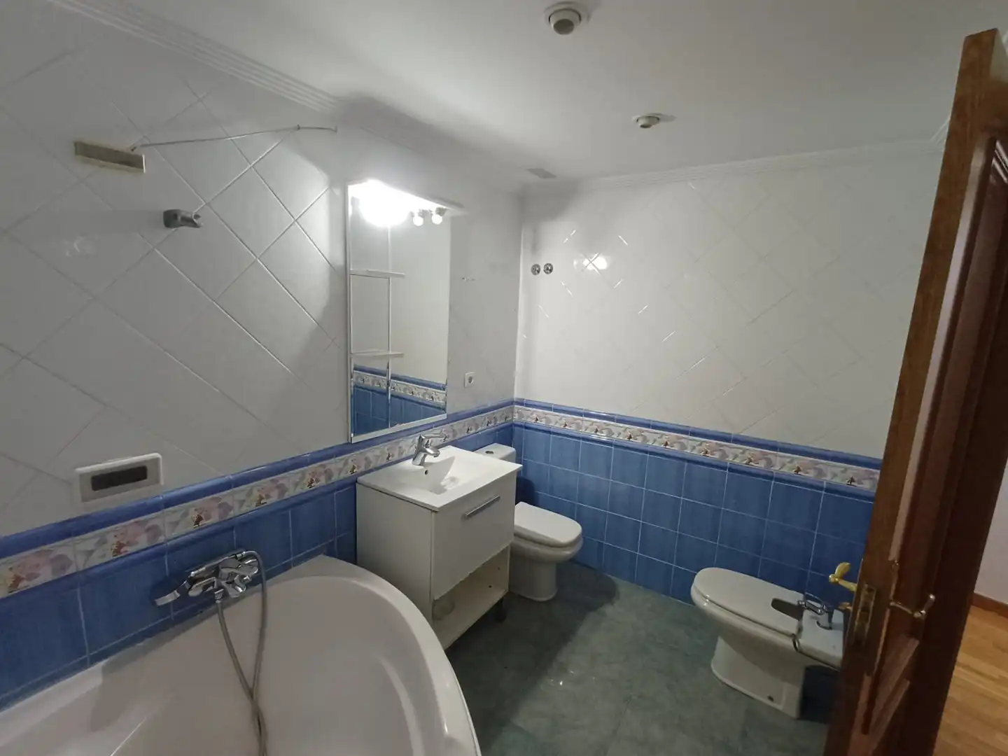 Badezimmer von Wohnungen zum Verkauf in Alcantarilla mit Klimaanlage und Möbliert