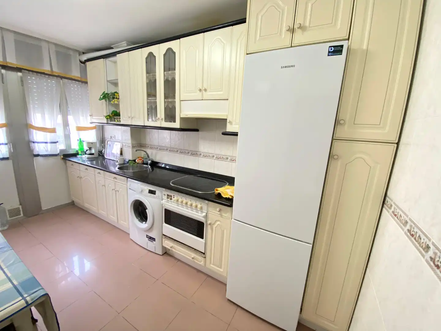 Cocina de Piso en venta en Castro-Urdiales con Horno, Lavadora y Microondas