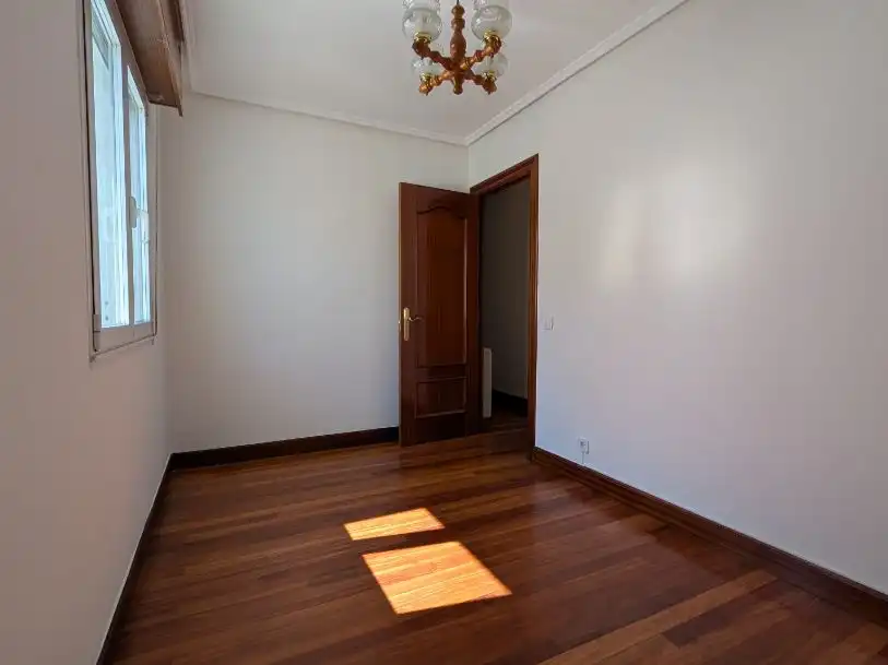 Dormitori de Pis en venda en Valle de Trápaga-Trapagaran amb Terrassa i Balcó