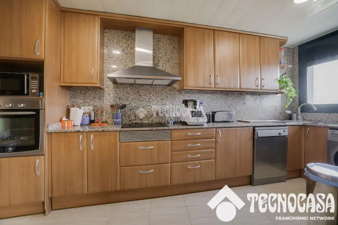 Cocina de Casa adosada en venta en Sant Vicenç Dels Horts con Aire acondicionado y Calefacción
