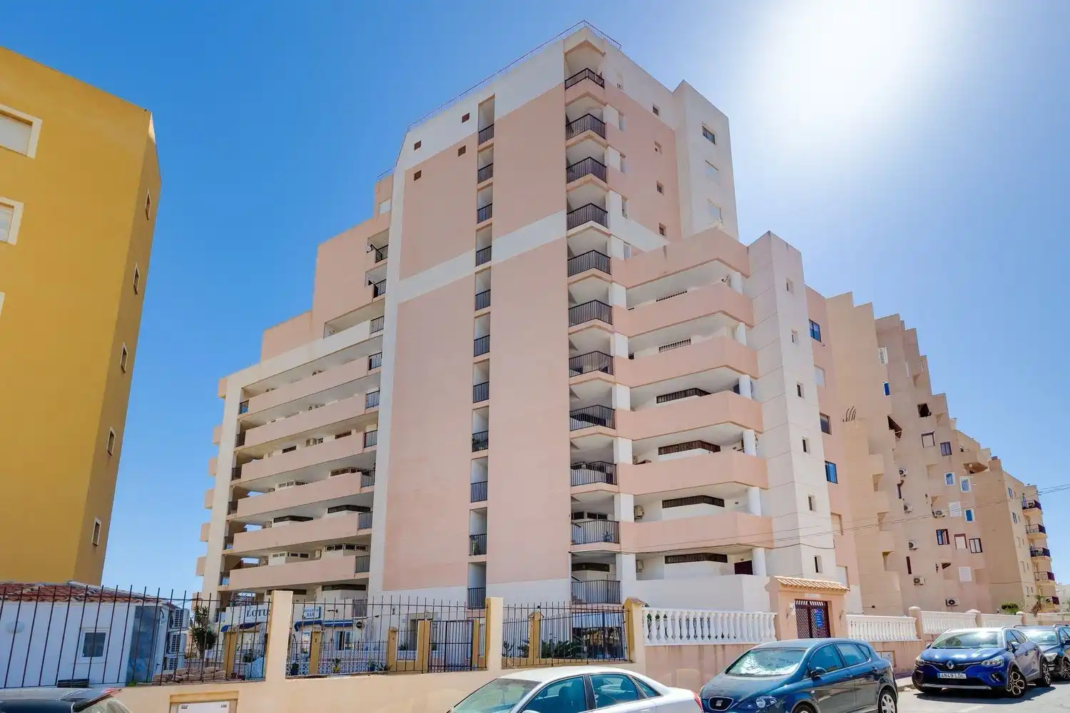Vista exterior de Apartamento de alquiler en Torrevieja con Amueblado, Lavadora y Microondas