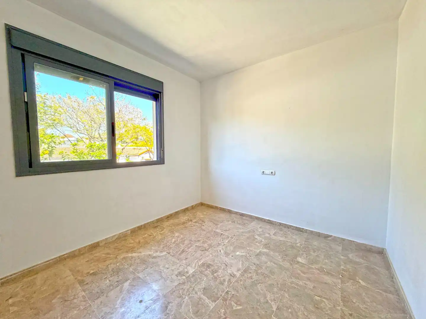 Dormitori de Casa adosada en venda en Mairena del Aljarafe amb Aire condicionat, Calefacció i Traster