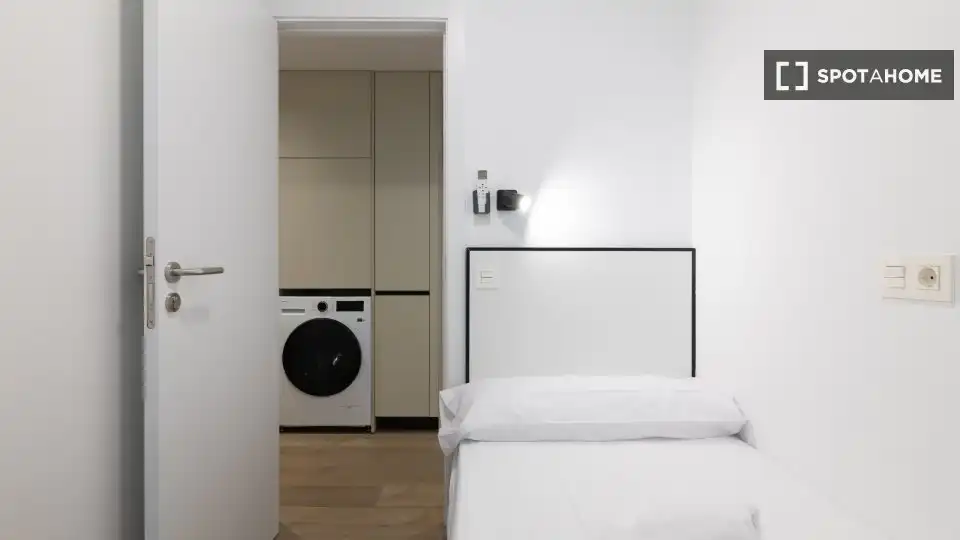 Bedroom of Flat for share in Valencia  with Air Conditioner, Heating and Terrace