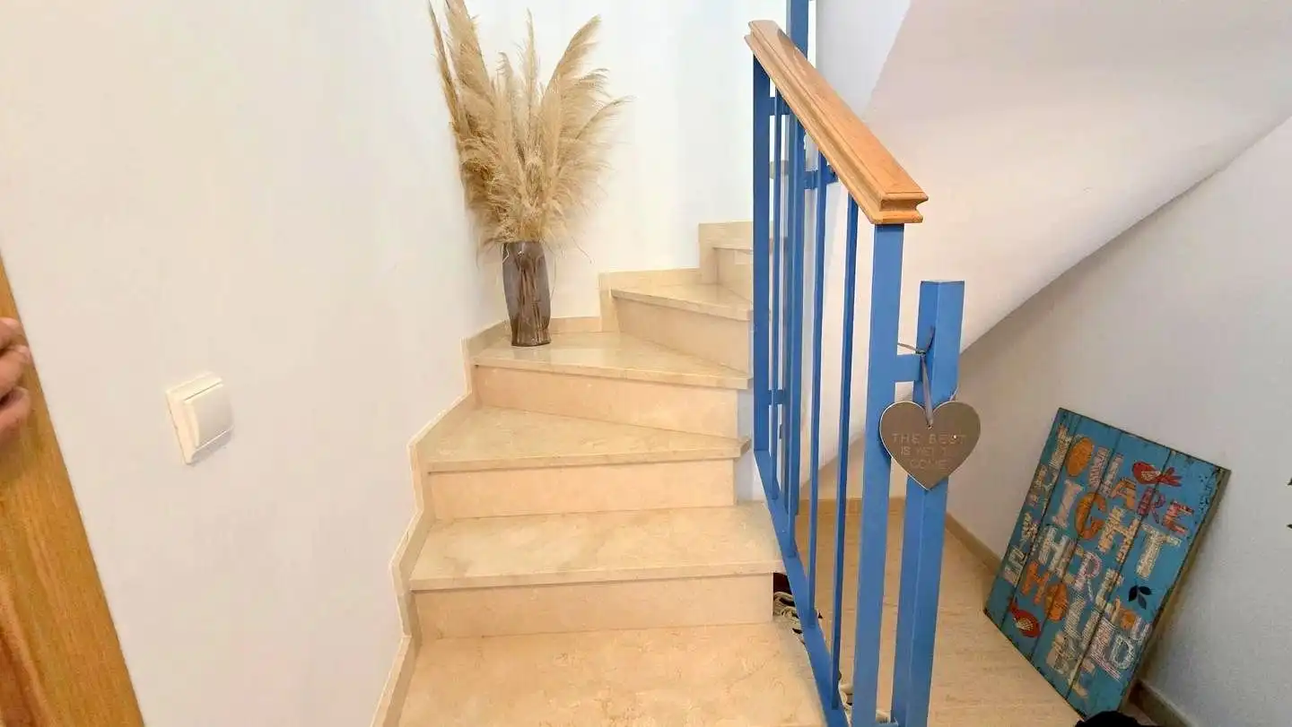 Maisonette zum Verkauf in Gandia mit Klimaanlage, Terrasse und Abstellraum