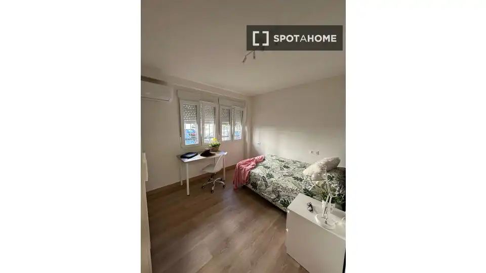 Bedroom of Flat for share in Macarena