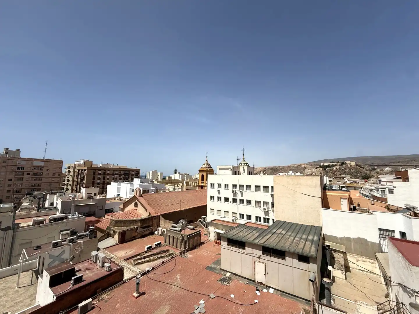 Vista exterior de Pis en venda en Almería amb Aire condicionat i Terrassa