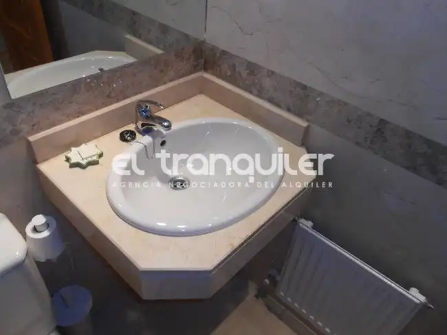 Bathroom of Flat for rent in Madrid  with Air Conditioner, Parquet flooring and Swimming Pool