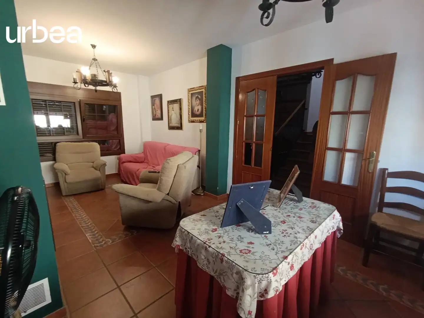 Sala d'estar de Casa adosada en venda en Pizarra amb Aire condicionat, Terrassa i Jacuzzi
