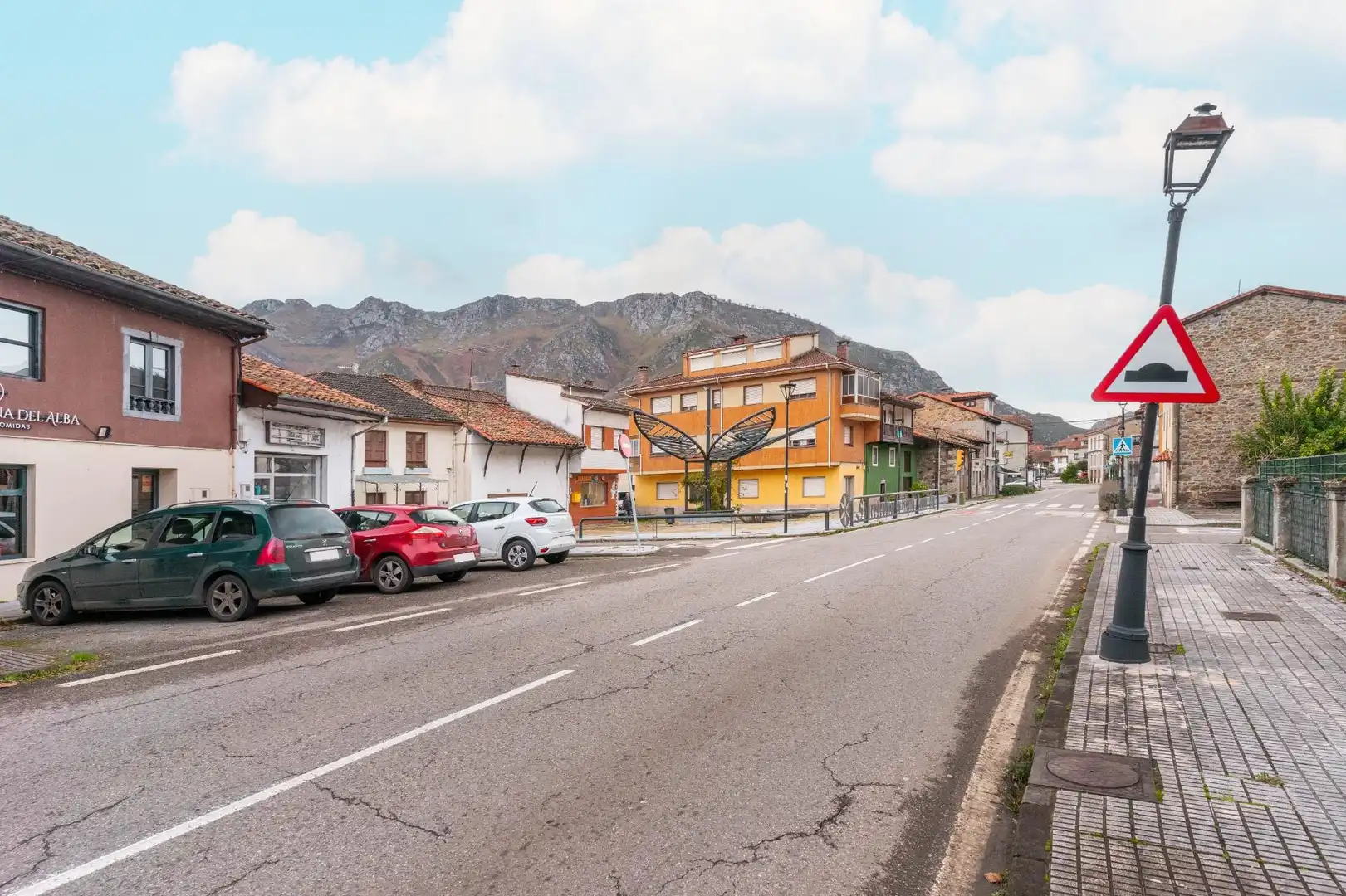 Vista exterior de Casa o xalet en venda en Sobrescobio amb Jardí privat