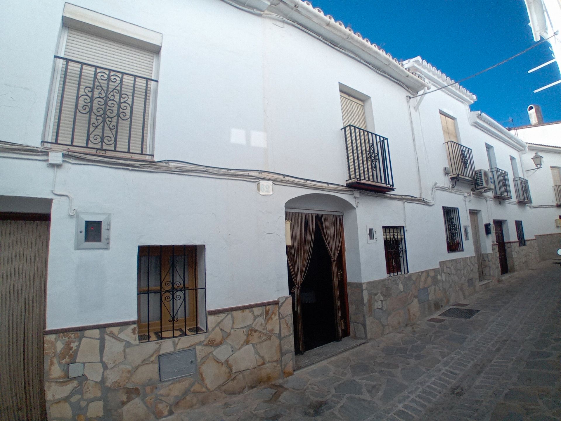 Vista exterior de Casa adosada en venda en Yunquera amb Jardí privat, Terrassa i Balcó