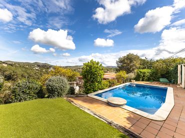 Casa amb piscina en venda a Olivella