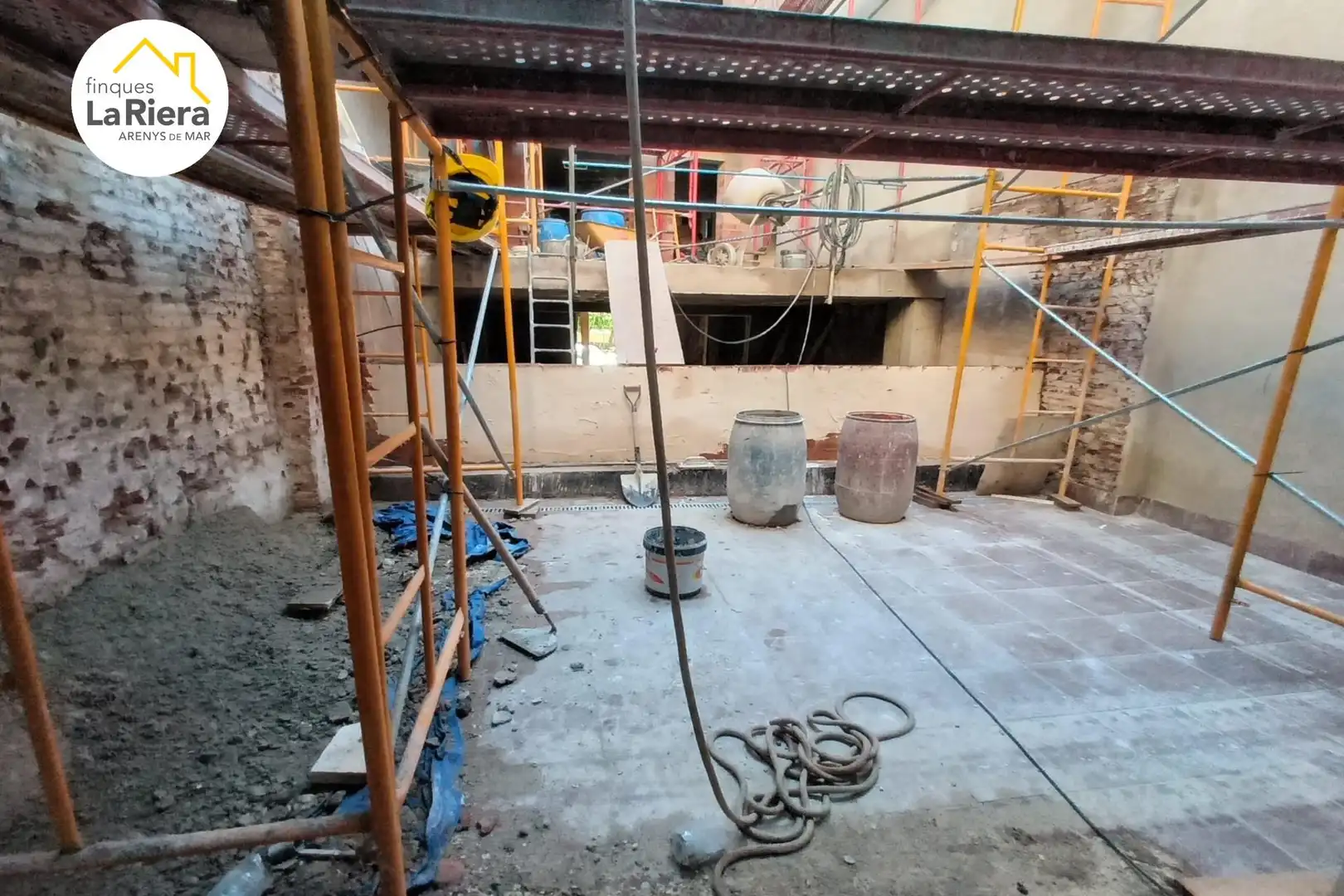 Baixos amb terrassa en venda a Carrer AVALL 31